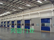 【快速卷簾門又環(huán)保，快速門又潔凈是工業(yè)廠房的好幫手】